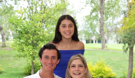  Karla Verástegui con sus hijos Ricardo y Ana Pau Trujillo.