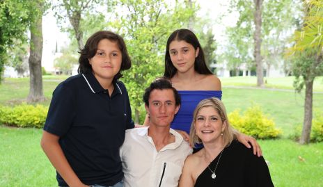  Patricio, Ricardo y Ana Pau Trujillo con su mamá Karla Verástegui.