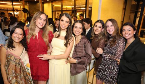 Isa Gaviño con sus amigas.