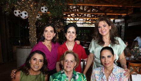  Elvira Sánchez, Martha Eugui, Elia Córdova, Lolita Álvarez y Malú Espinosa.