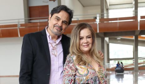  Carlos Navarrete y Gaby de Navarrete con su nieta Ximena.