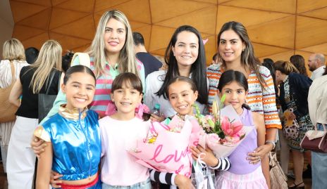  Mariana Berrones, Mariana Meade y Bárbara Berrones con sus hijas.