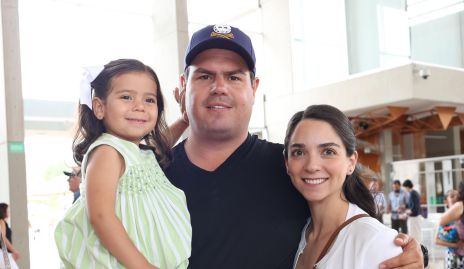  Mauricio Labastida y Sofía Álvarez con su hija Victoria.