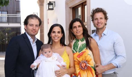  José Antonio Lozano, Marcela Schekaiban, Fernanda Gómez y Chema Herrera con Regina.