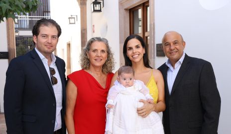  Regina con sus papás y sus abuelos, José Antonio Lozano, Marcela Pozo, Marcela Schekaiban y Juan Carlos Schekaiban.