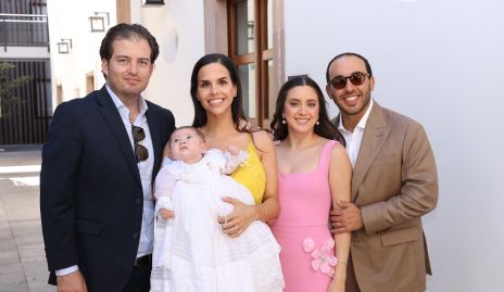  José Antonio Lozano, Marcela Schekaiban, Estefani  García y Juan Carlos Schekaiban con Regina.