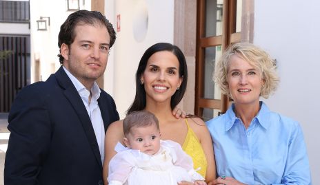  Regina con sus papás José Antonio Lozano, Marcela Schekaiban y su abuela Güera Valle.