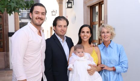  Diego Lozano, José Antonio Lozano, Marcela Schekaiban y Güera Valle con Regina.