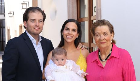  Regina con sus papás José Antonio Lozano y Marcela Schekaiban y su bisabuela Nona Berrones.