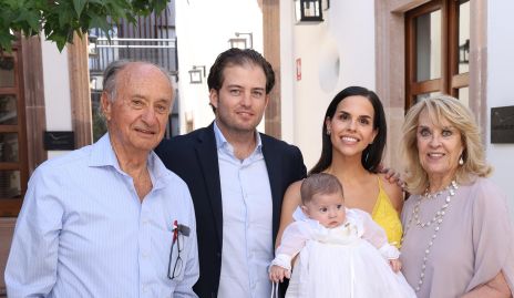 Regina con sus papás y sus bisabuelos, Jaime Valle, José Antonio Lozano, Marcela Schekaiban y Güera Meade.