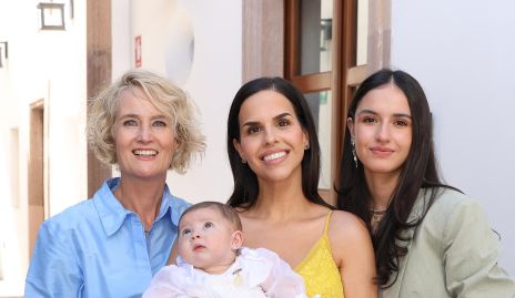  Güera Valle, Marcela Schekaiban y Valentina Herrera con Regina.