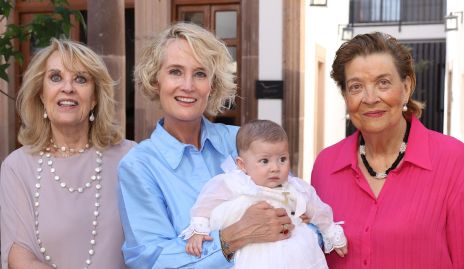  Regina con su abuela y bisabuelas paternas, Güera Meade, Güera Valle y Nona Berrones.