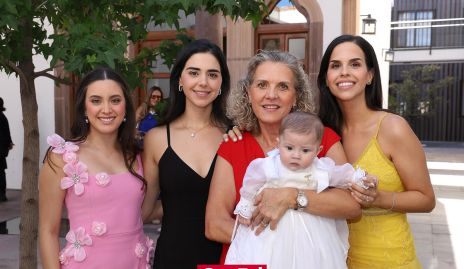  Estefani  García, Daniela Schekaiban, Marcela Pozo y Marcela Schekaiban con Regina.