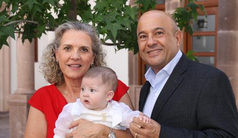  Marcela Pozo y Juan Carlos Schekaiban con su nieta Regina.