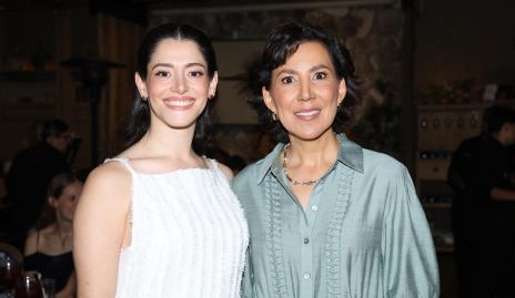  Karina García con su suegra Claudia Pozos.