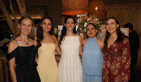  Fernanda Romo, Paola Cano, Karina García, Laura Stahl y Cristina Ledezma.