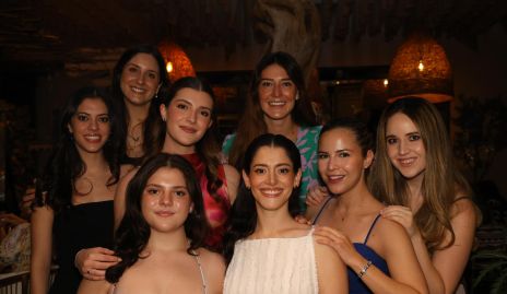  Karina García con sus amigas.