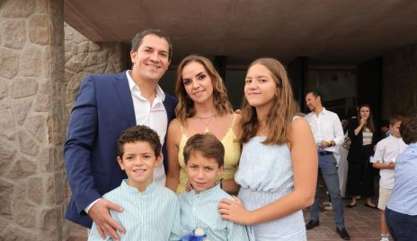  René Pierdant, Rocío Muriel, Victoria, Pablo y Andrés Pierdant.