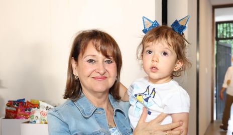  Perla Salazar de Canales y Julia Lárraga.