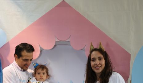  Luis Fernando Lárraga y María Canales con su hija Julia.