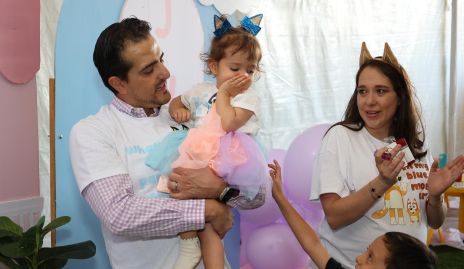  Luis Fernando Lárraga y María Canales con su hija Julia.