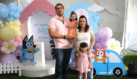  Alejandro Oramas y Montserrat Hernández con sus hijas Margot y Alexa.