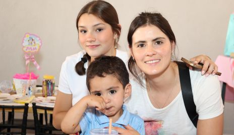  Julia Inurrigarro, Pedro Pablo Hernández y Paty Inurrigarro.