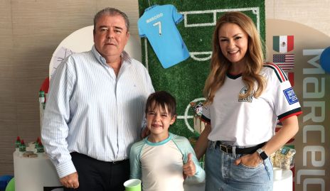  Agustín Félix y Luz Adriana Arellano con su hijo Marcelo .