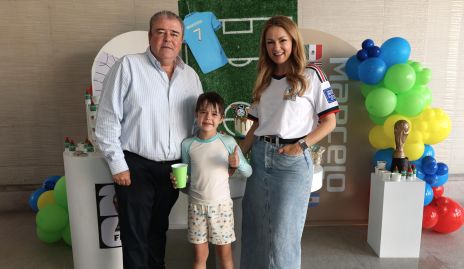  Agustín Félix y Luz Adriana Arellano con su hijo Marcelo.