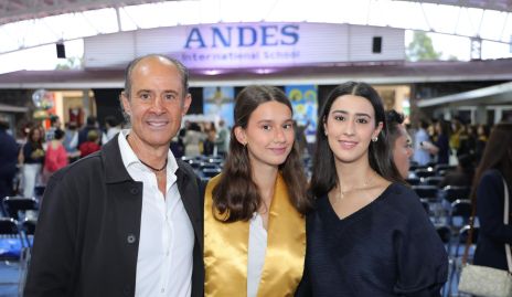  Gildo Gutiérrez con sus hijas Fernanda e Isa.