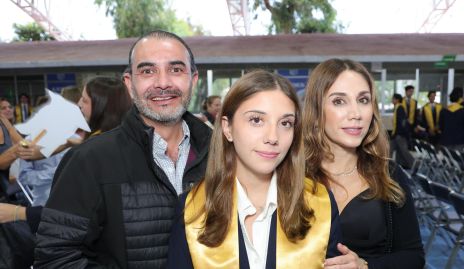  Wilhelm Stevens y Montse Orozco con su hija Renata.