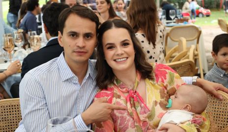  Ricardo Andrés y Regina Carrillo con su ahijado Rafael.