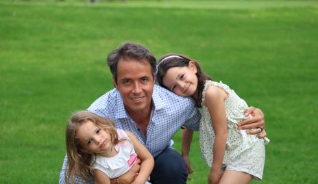  Javier Meade con sus hijas Alessa y Luisa.