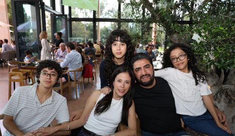  Daniela Arriaga, Sofía Arriaga, Valeria Arriaga, Miguel Arriaga y Mariela Jiménez.