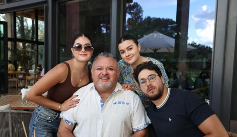  Francisco Armendáriz con sus hijos, Isabela, Ana Paula y Francisco.