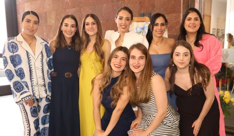  Pao Ascanio feliz con sus amigas del cole.