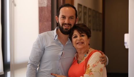  Eduardo Zepeda con su abuela Norma Nuncio.