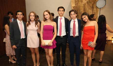  Estudiantes graduados de Secundaria del Andes International School.
