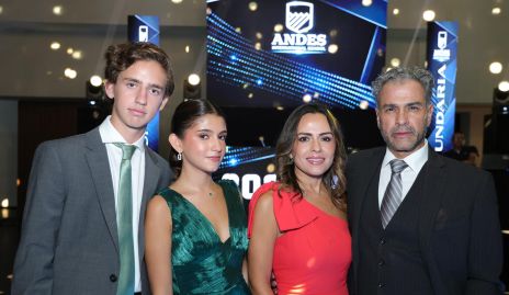  Diego Torres, Roberta Castanedo, Ivonne Méndez y José Juan Castanedo.