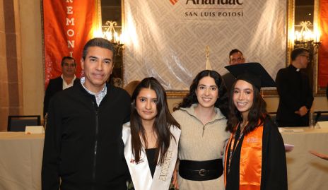  David Villaseñor, Aurora, Elizabeth y Aurora Villaseñor.