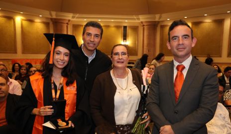  Sofía Villaseñor, David Villaseñor, Elizabeth de Villaseñor y Benjamín Conde.