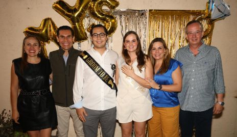  Los novios con sus papás.