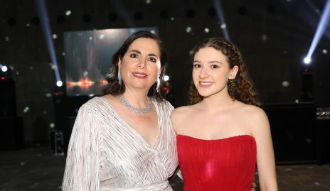  Larisa Esparza y Valeria Torres.