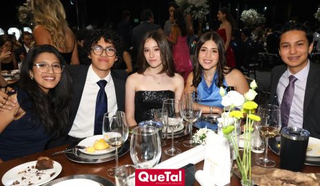  Mariana Flores, Carlos Flores, Vale Galán, Mariel Andrew y Diego Liñán.