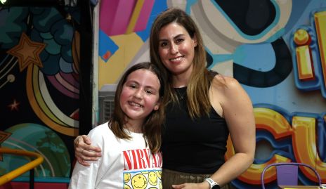  Andrea Fernández con su hija Sofía Coulon.