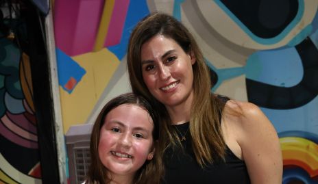  Andrea Fernández con su hija Sofía Coulon.