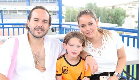   Santiago Zamanillo y María Torres  con su hijo Santiago.