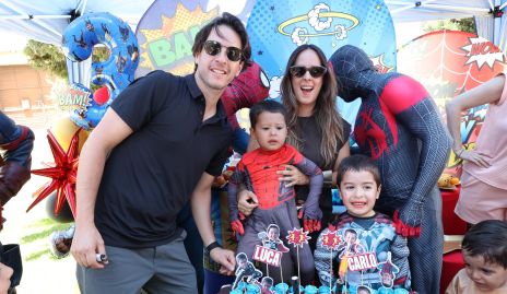  Mauricio Dibildox y Clau Antunes con sus hijos Carlo y Luca.