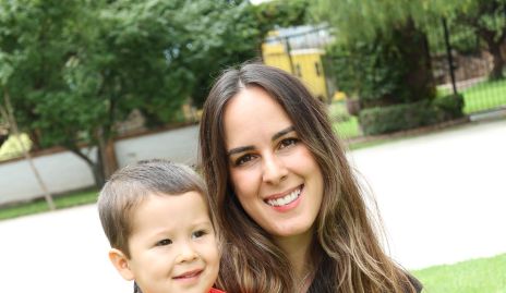  Clau Antunes con su hijo Carlo Dibildox.