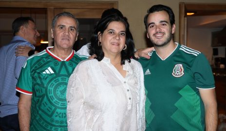  Eduardo Gómez y Cinthia Sánchez con su hijo Eduardo.